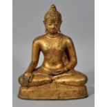 Buddha, thailändisch, 19. Jh. oder früherBronze, dünnwandig gegossen, vergoldet. Auf dreis