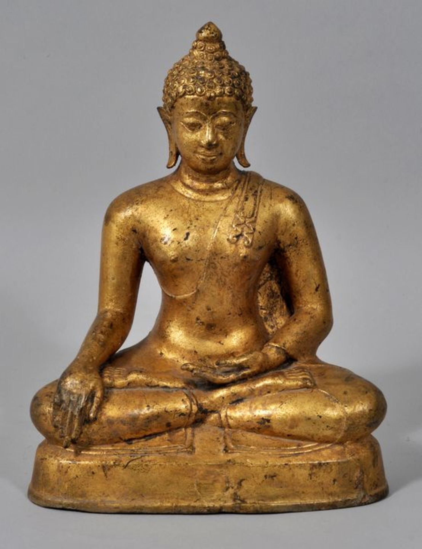 Buddha, thailändisch, 19. Jh. oder früherBronze, dünnwandig gegossen, vergoldet. Auf dreis