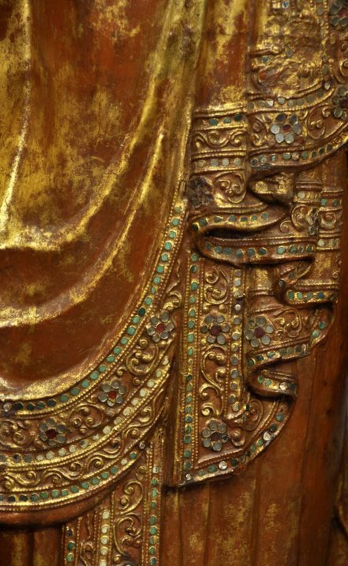 Mandalay Buddha, Birma/ Myanmar, 19./ 20. Jh.Große stehende Buddha-Figur, Holz, geschnitzt, - Bild 2 aus 2