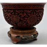Feine Lackschale mit Holzsockel, China, Qianlong-Periode (18. Jh.)Glockenförmiges Gefäß, S