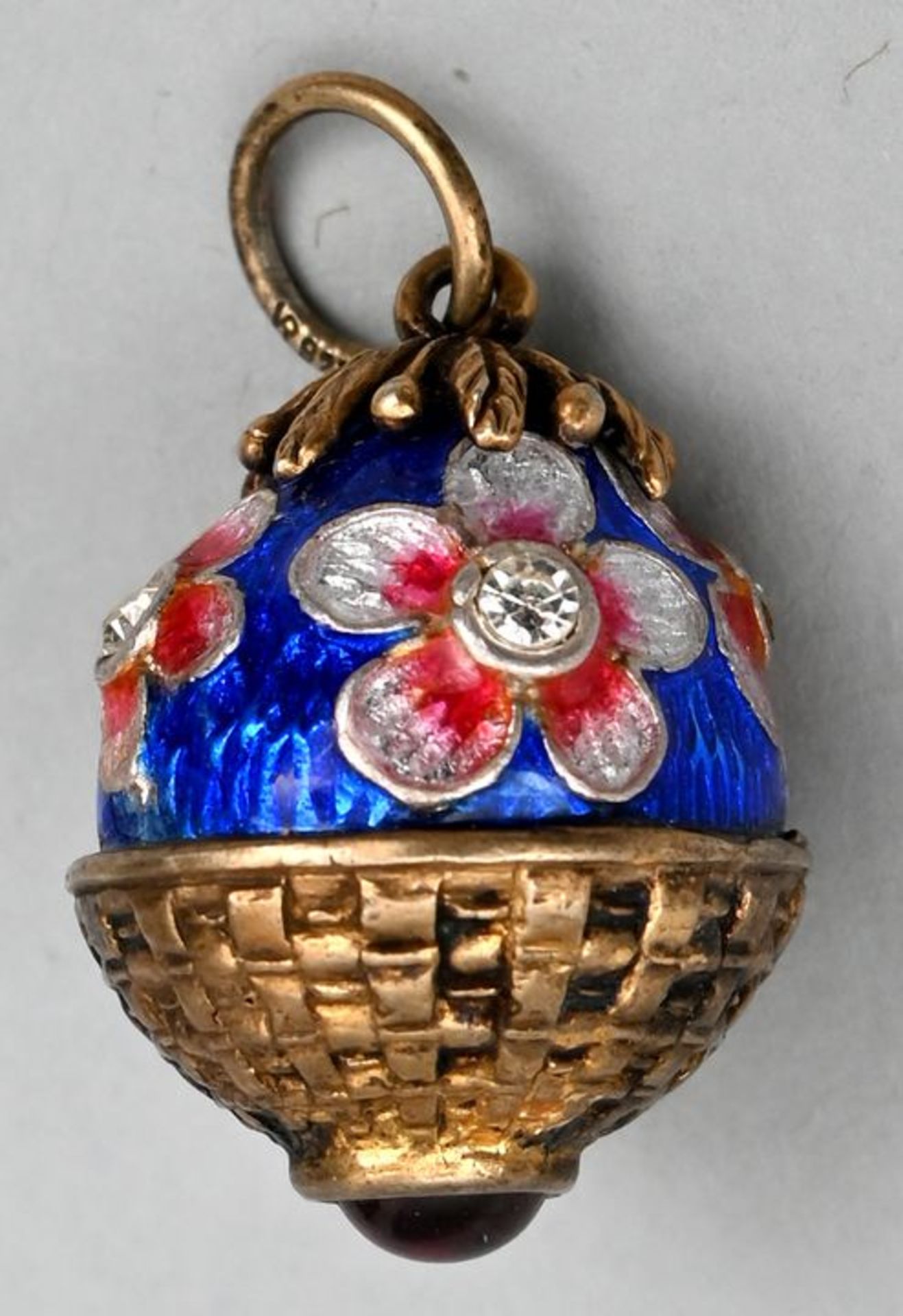 Schmuckanhänger im Fabergé-Stil, 20. Jh.Eiform, Silber 925, in Blau emailliert mit rosafarb