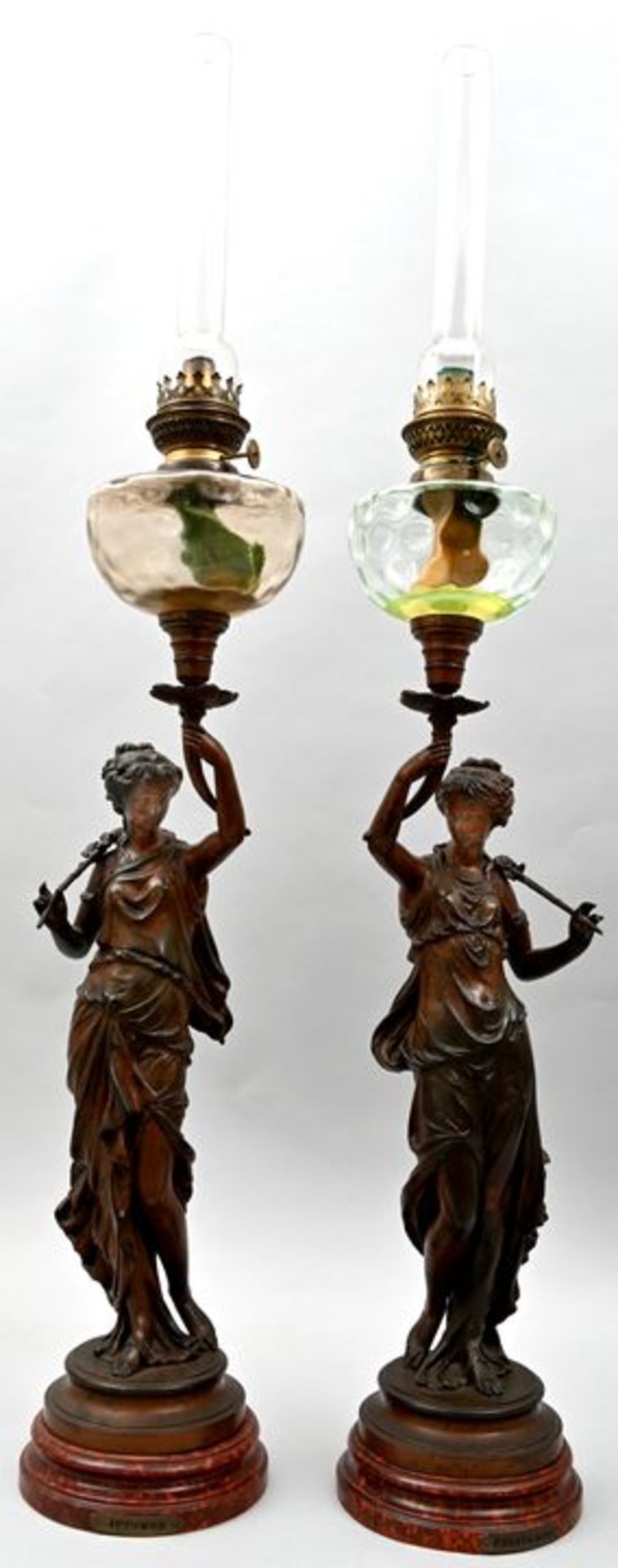 Paar Petroleumlampen, Frankreich, um 1880Skulpturaler Schaft weibliche allegorische Figuren d