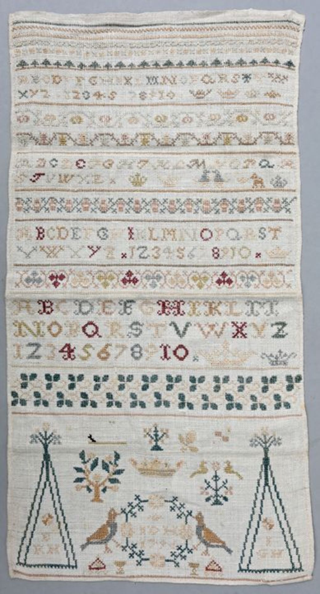 Stickmustertuch, deutsch, dat. 1796Leinentuch, in Kreuzstickerei bestickt: Alphabeth, Ornamen