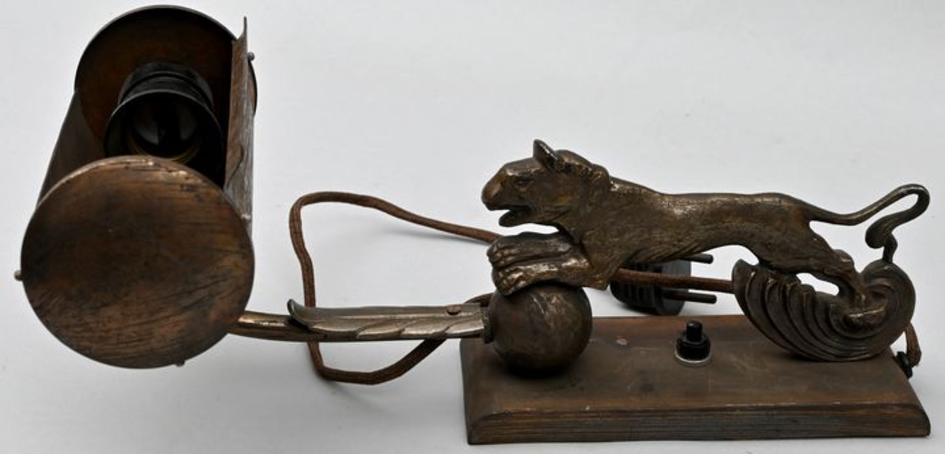 Art déco-Klavierlampe, um 1920Messing/ Metallgussfigur einer springenden Raubkatze. Alte Ele