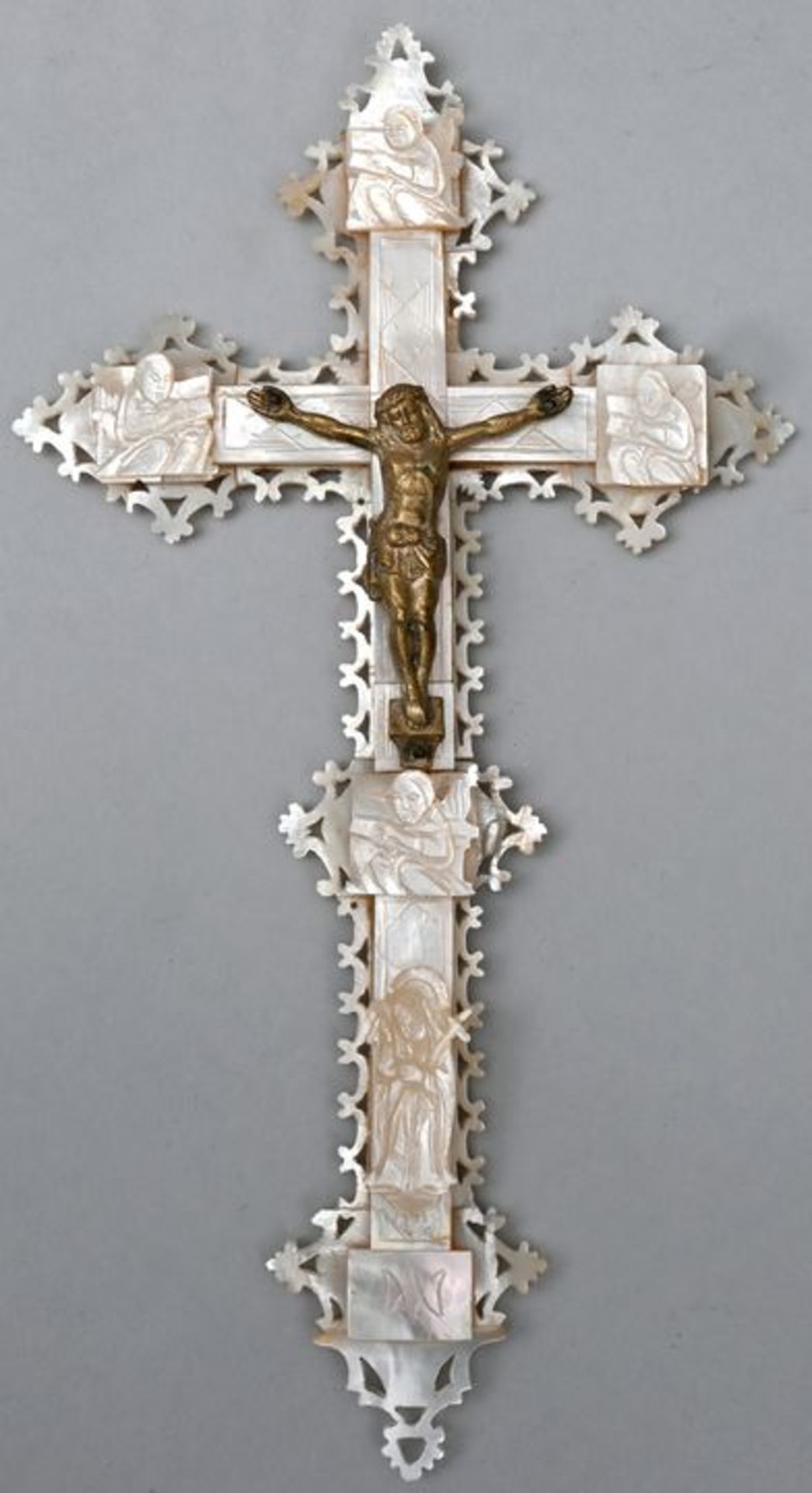 Perlmutt Kruzifix mit Christus FigurPerlmutt, Messing Sammlernummerierung auf der Rückseite,