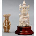 Figur eines Pungi-Spieler und des Gottes Ganesha, Indienelfenbein, Holz, hergestellt vor 1945