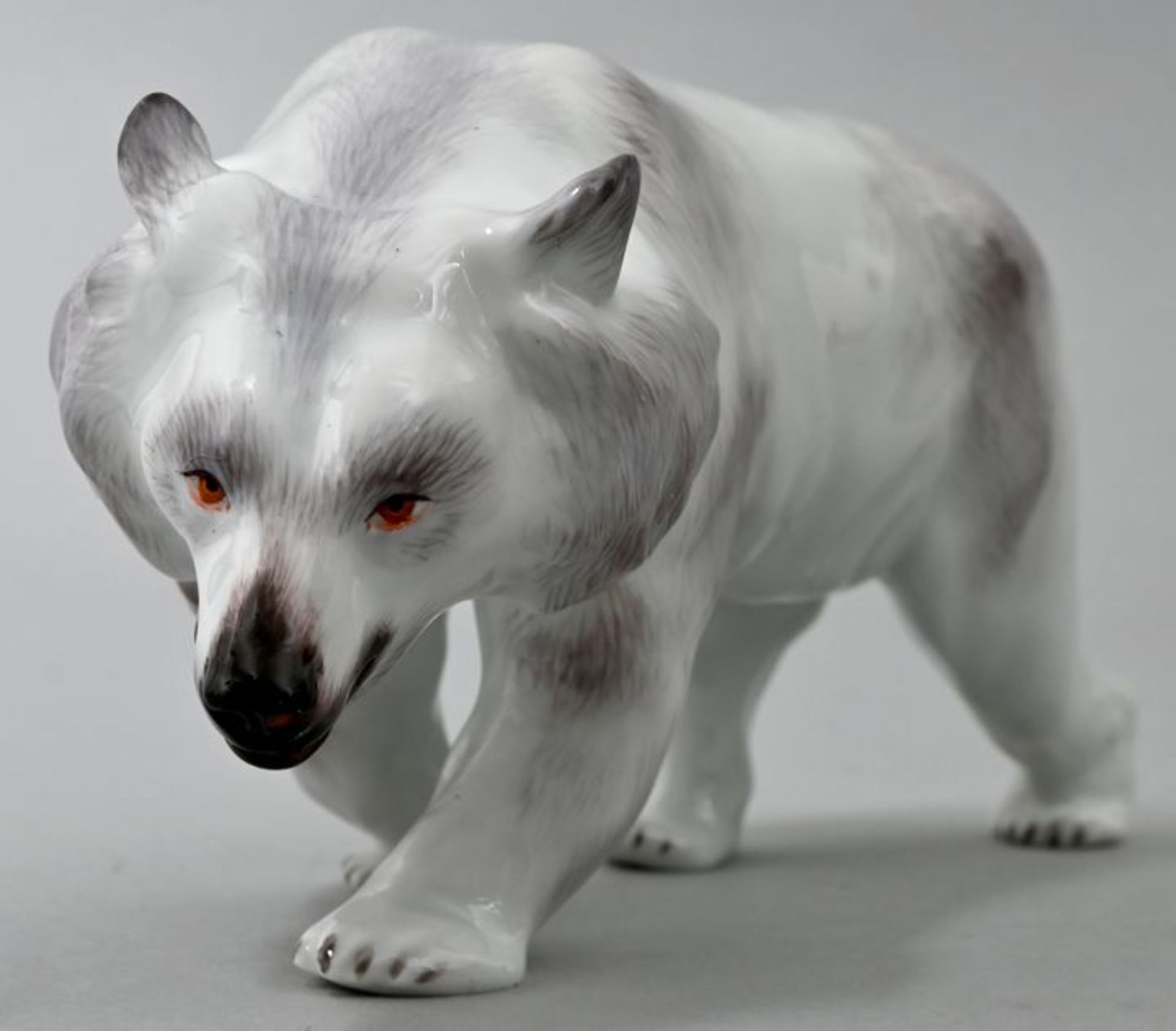 Kragenbär schreitend, Meissen, 2002Modell Erich Hösel 1908. Porzellan, Staffierung in Schwa