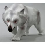 Kragenbär schreitend, Meissen, 2002Modell Erich Hösel 1908. Porzellan, Staffierung in Schwa