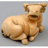 Netsuke, JapanElfenbein, geschnitzt: Wasserbüffel, liegend. H. 27 mm Ivory netske: carved wa
