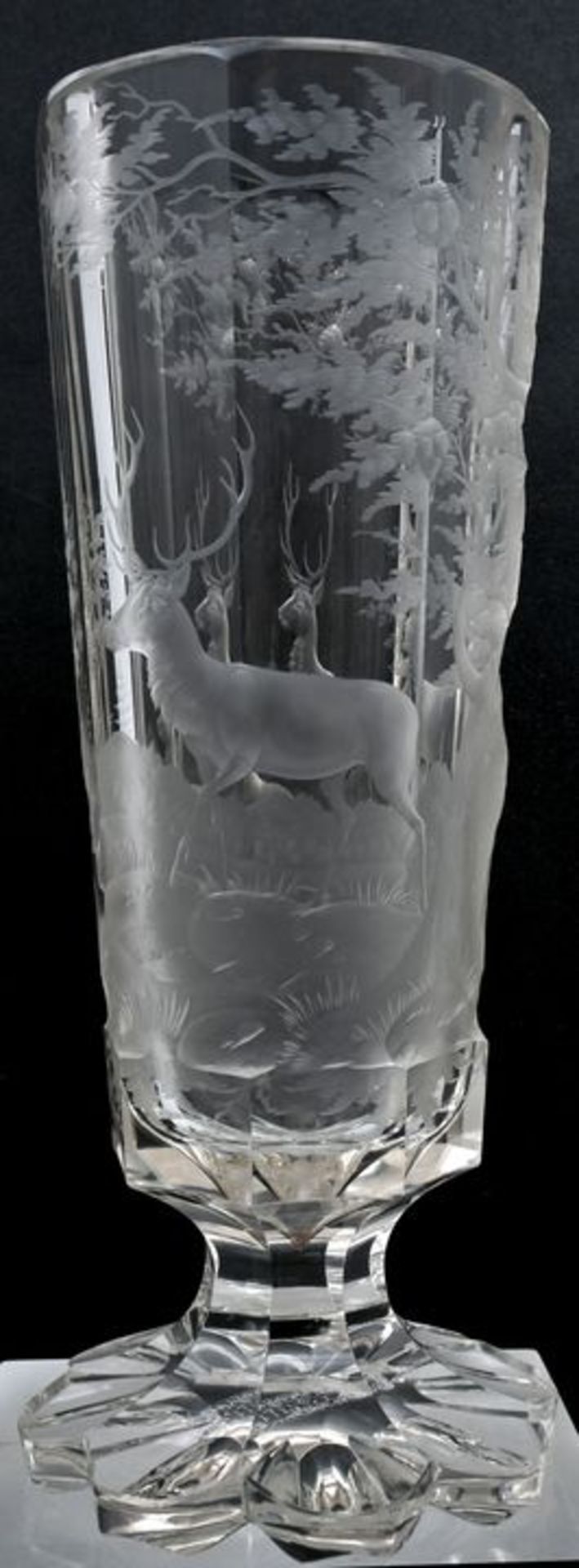 Jagdpokal, 19./ 20. Jh.Farbloses Glas, konische Wandung achtseitig facettiert, gezänkelter F - Image 2 of 2