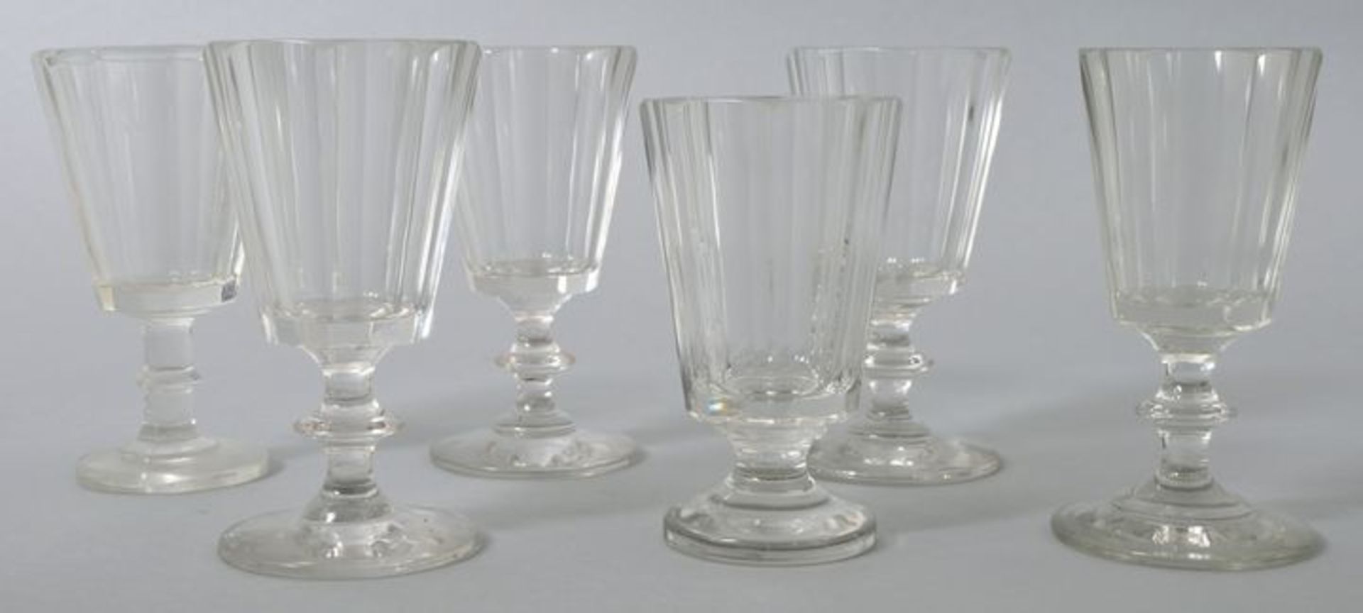 6 Kelchgläser, deutsch, 2. H. 19. Jh.Farbloses Glas, 1 St. Pressglas. Zumeist Scheibenfuß u