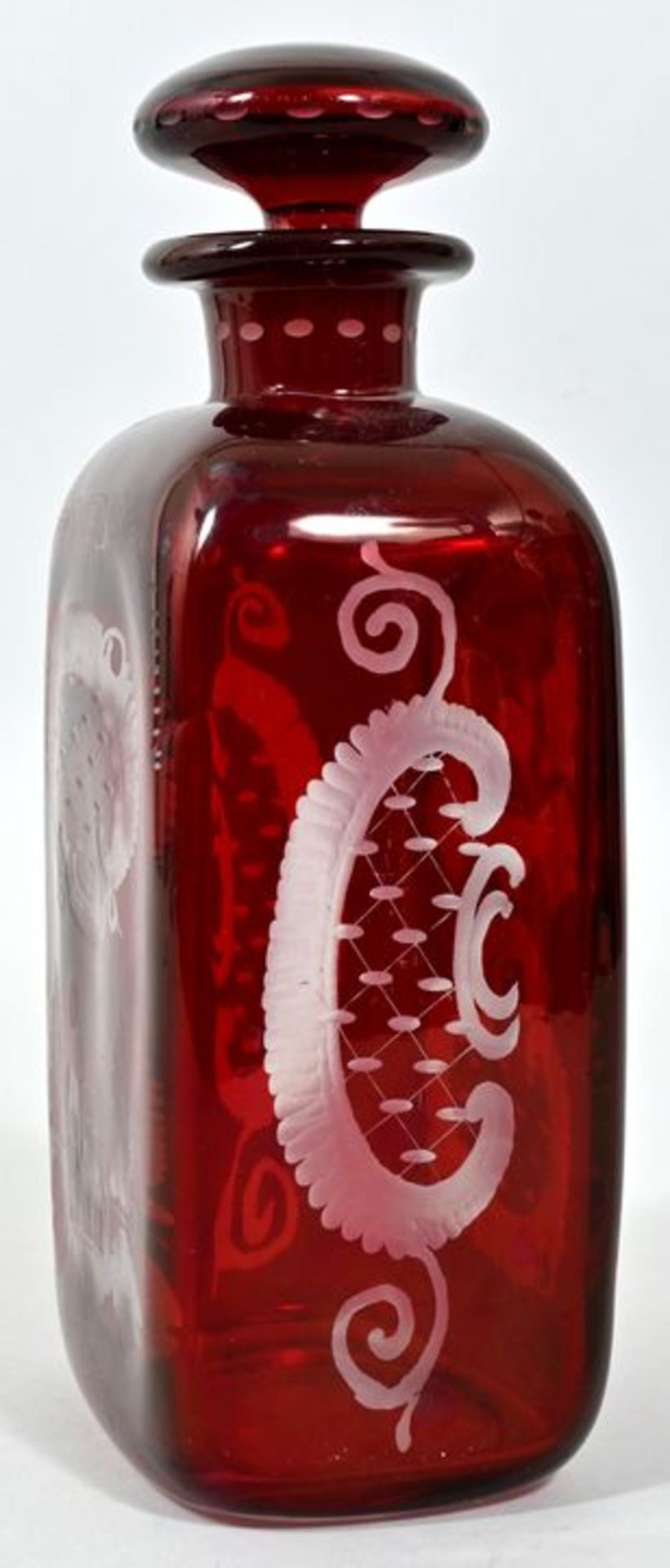 Flasche/ Karaffe, Böhmen, 20. Jh.Farbloses Glas, rot gebeizt, matt geschnittenes Dekor, sog. - Bild 3 aus 3