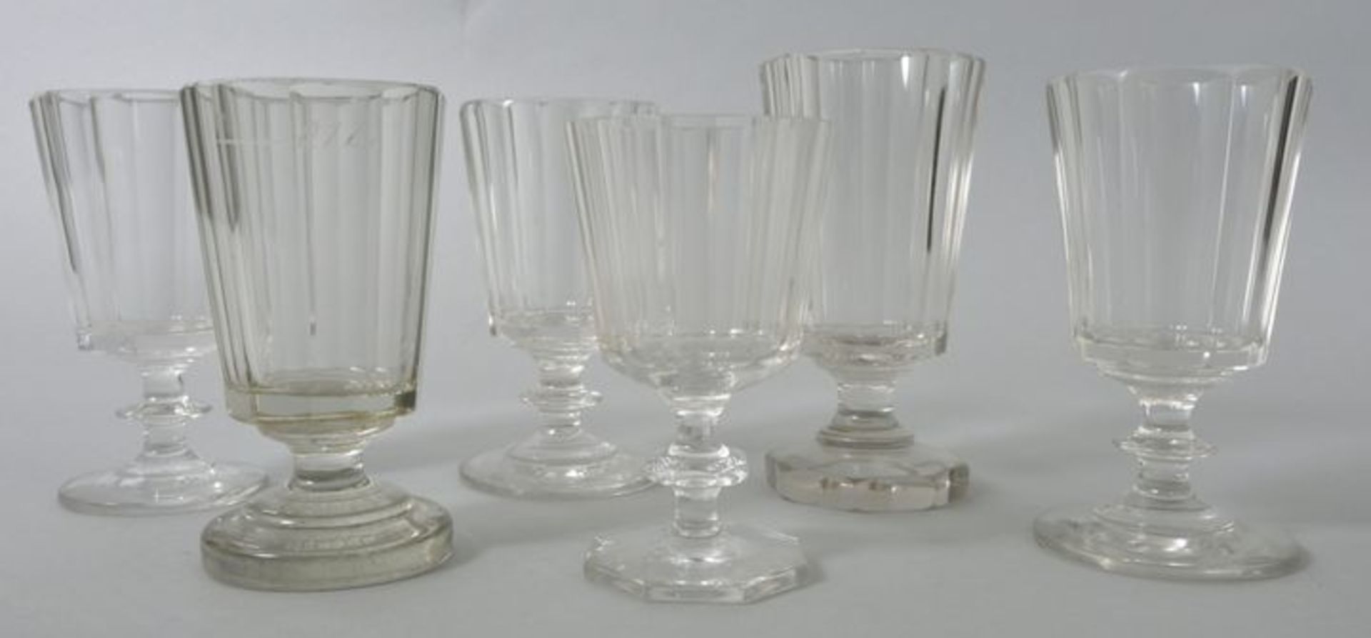 6 Kelchgläser, deutsch, 2. H. 19. Jh.Farbloses Glas, Scheiben-bzw. oktogonaler Fuß, teilwei