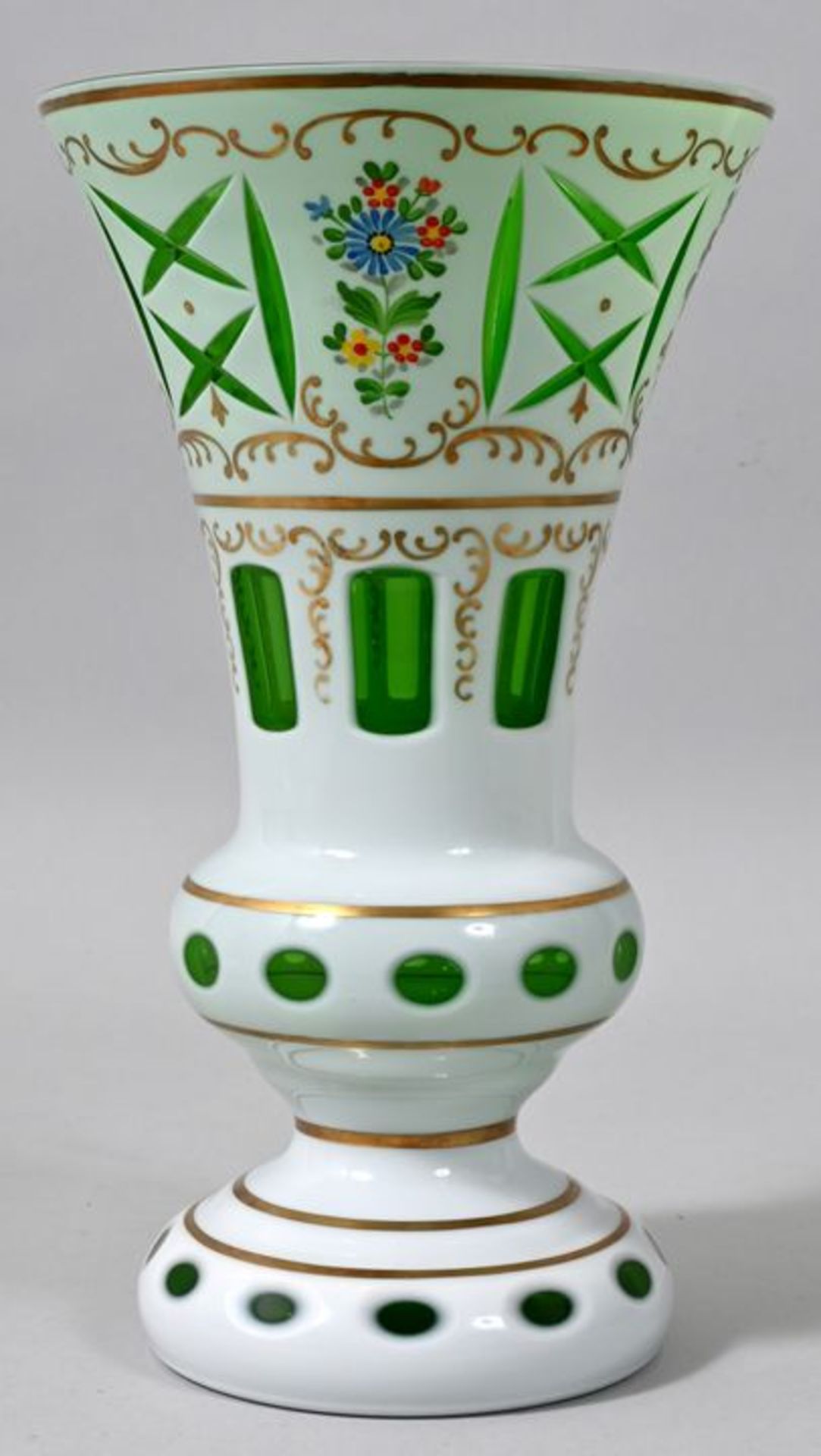Vase, Böhmen, 20. Jh.Grünes Glas mit Milchglasüberfang. Schliffdekor, Bemalung in Gold und