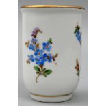 Kleine Bechervase, Meissen, 2. H. 19. Jh./ um 1900Porzellan, Blumenmalerei, Goldrand. Schwert