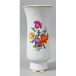 Vase, Meissen, 2. H. 20. Jh.Porzellan, schlanke Form auf hohem Standring. Buntes Blumenbukett