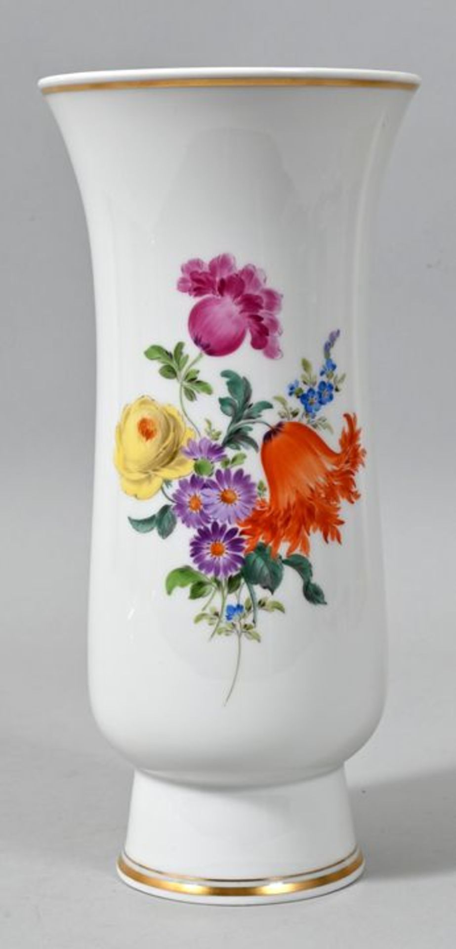 Vase, Meissen, 2. H. 20. Jh.Porzellan, schlanke Form auf hohem Standring. Buntes Blumenbukett