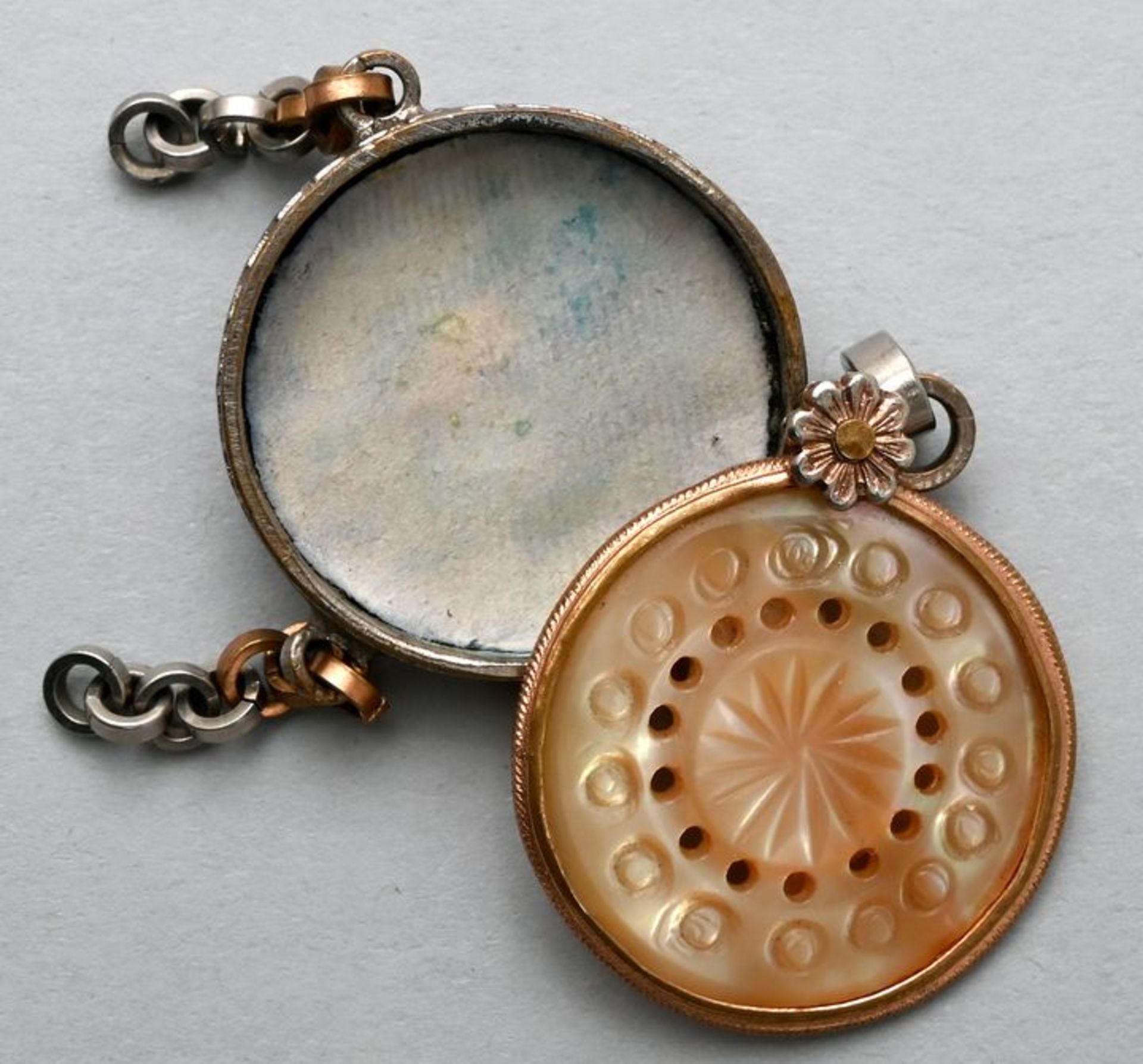 Medaillon mit Darstellung eines RittersPerlmutt, Bronze/Messing, D. 2,5cm Locket with depicti - Bild 2 aus 2