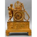 Kaminuhr, Frankreich, Stil um 1820/1830Goldbronzegehäuse mit Appliken im antikisierenden kla