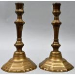 Paar Leuchter, deutsch, 18. Jh.Bronze/ Messing, oktogonaler Fuß, glockenförmig ansteigend,