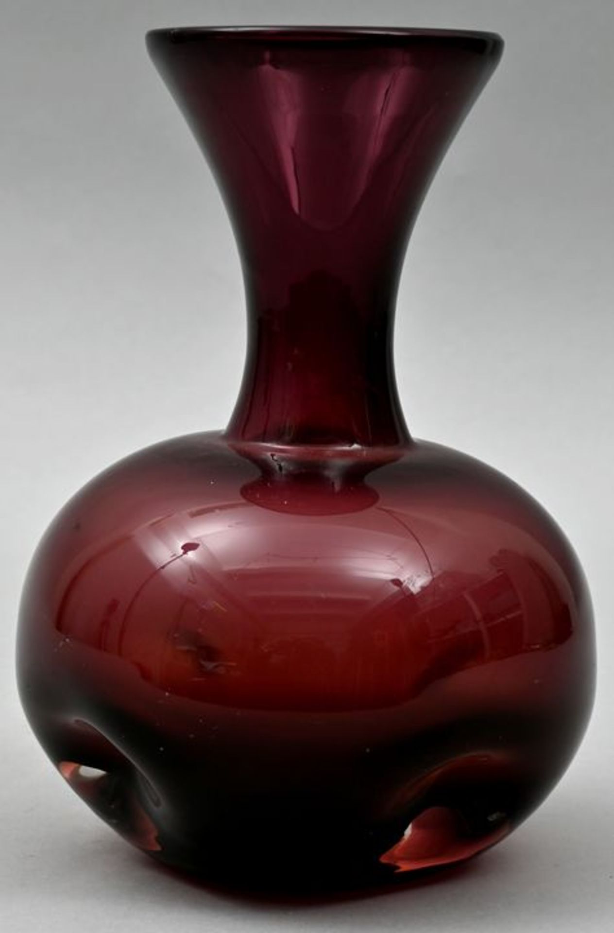 Vase, 20. Jh.Violettes massegefärbtes Glas, formgeblasen, kugelförmige Wandung vierfach ein
