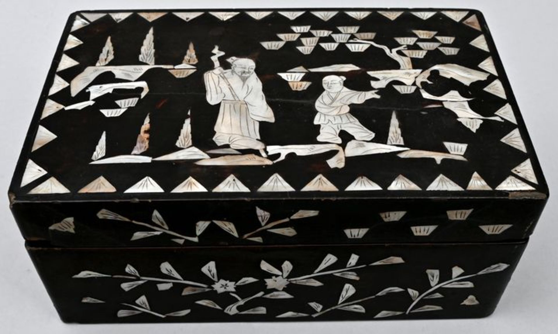 Holzkästchen mit zwei asiatischen Figuren, vermutlich JapanHolz, Perlmutt Sammlernummerierun