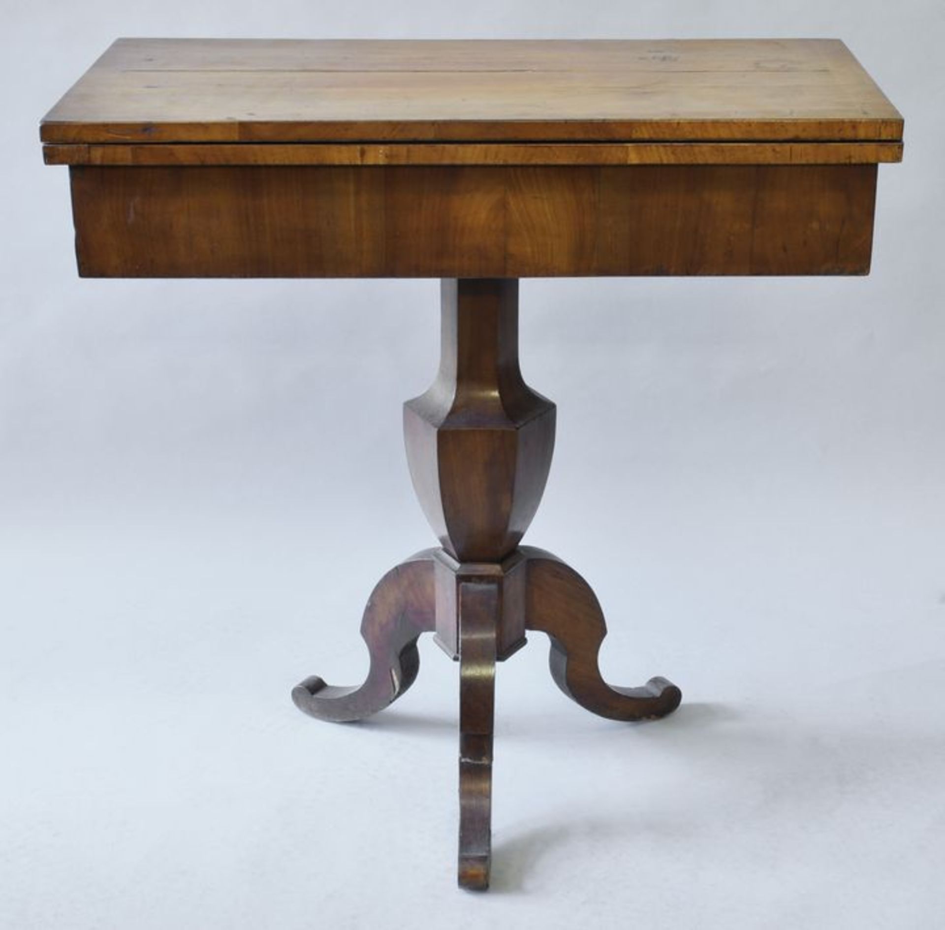 Biedermeier-Klapptisch, um 1840Kirsche, furniert. Querrechteckige Form, per Klapp- und Drehme