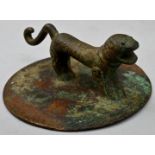 Deckel mit Tierfigur, vermutl. China, Zhou-Dynastie Bronze. Plastisch gegossene, zi