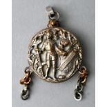 Medaillon mit Darstellung eines RittersPerlmutt, Bronze/Messing, D. 2,5cm Locket with depicti