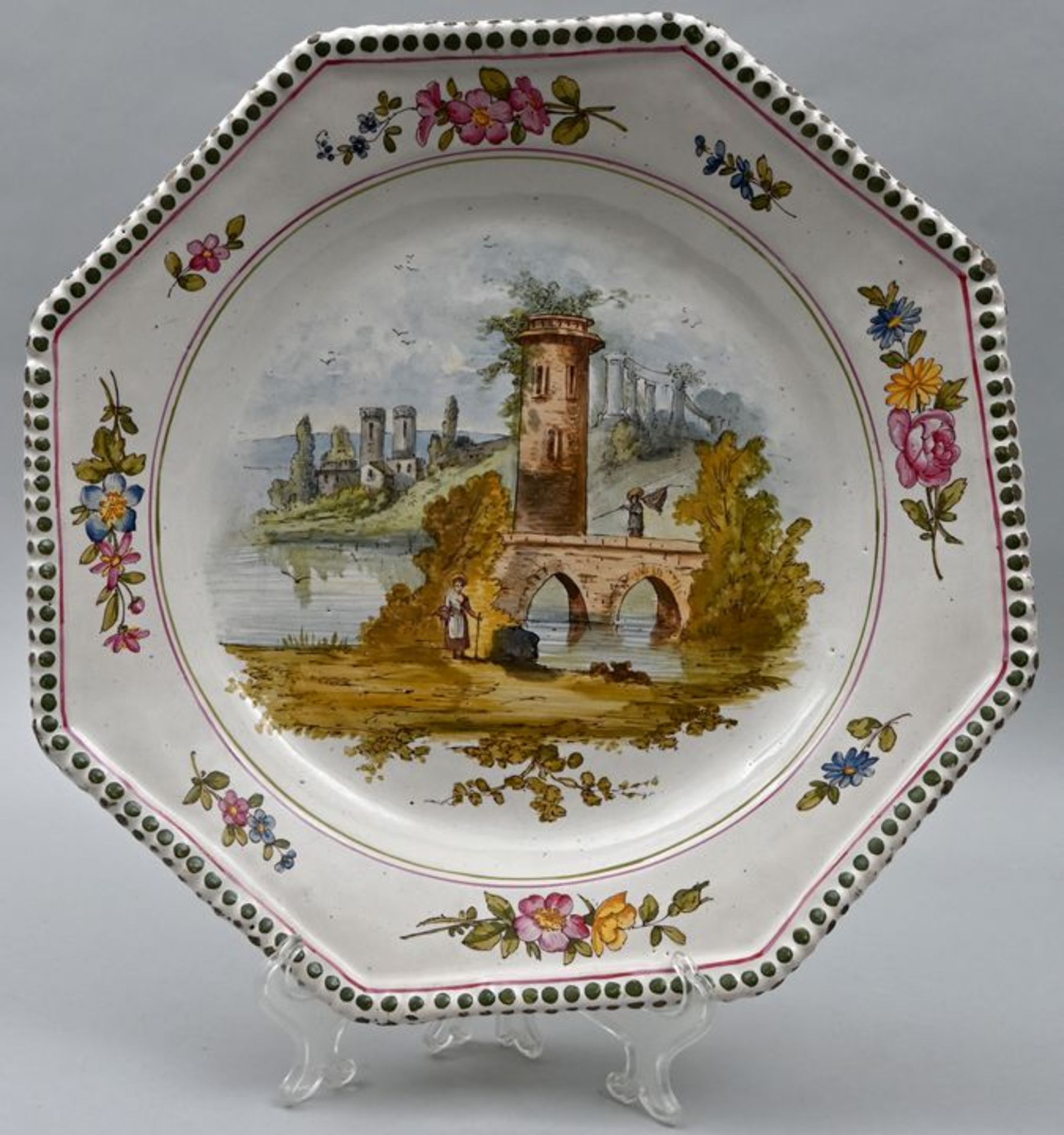 Große achteckige Fayenceplatte, Frankreich, um 1800Perlrand, im Fond polychrom gemalte Lands