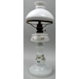 Petroleumlampe, um 1900Milchglas mit floraler Opakemailbemalung. Kosmos-Runddochtbrenner Mess
