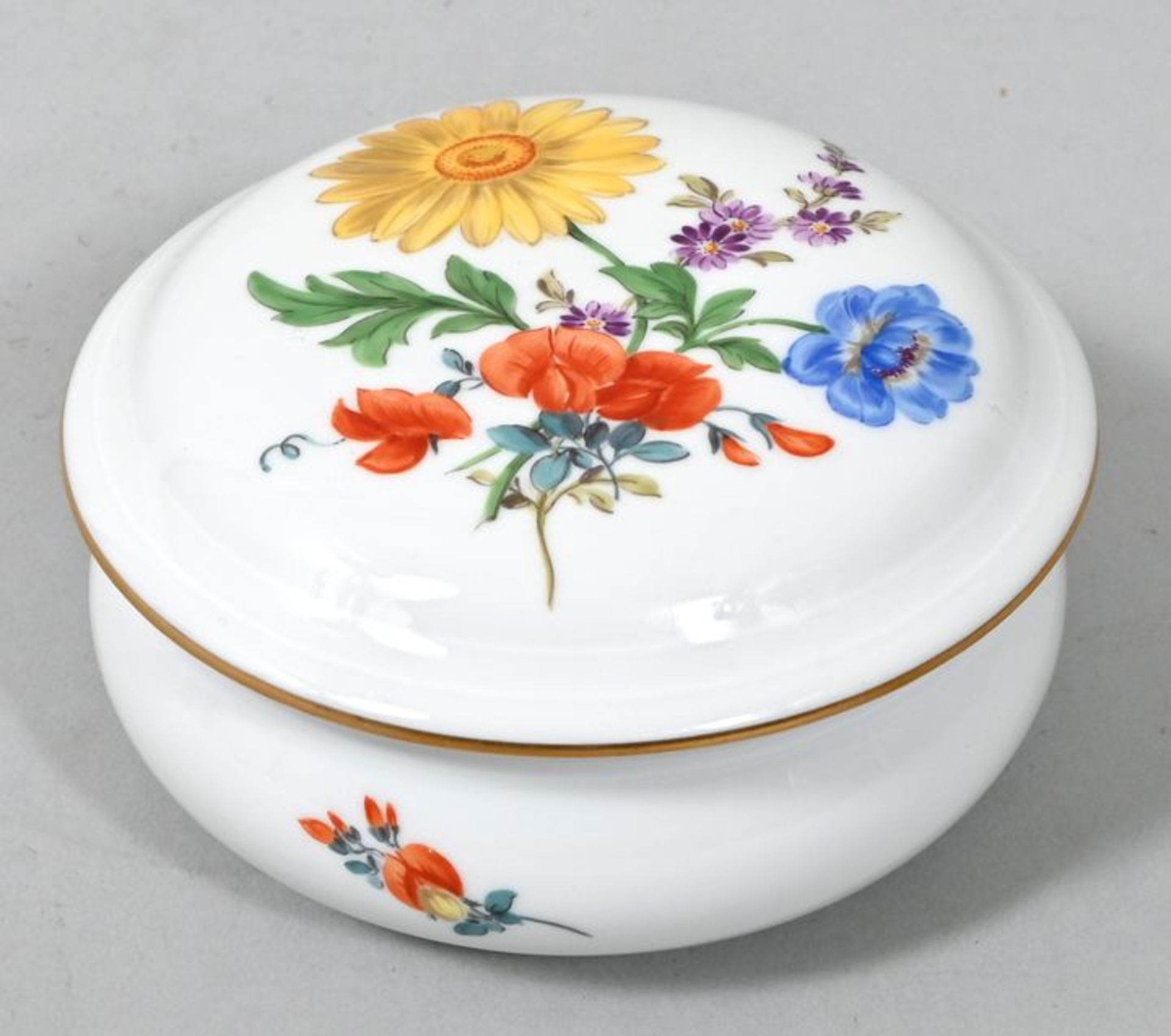 Dose, Meissen, 2. H. 20. Jh.Porzellan, runde Form mit gebauchter Wandung, bunte Blumenmalerei