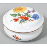 Dose, Meissen, 2. H. 20. Jh.Porzellan, runde Form mit gebauchter Wandung, bunte Blumenmalerei