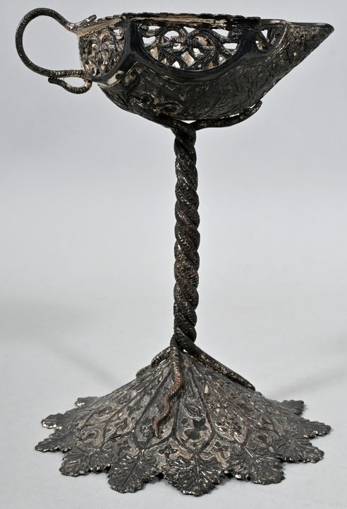 Kerzenhalter in Form einer Öllampe, Nordindien/ Kaschmir, 19. (?)Jh.Metall (Kupfer), versilb