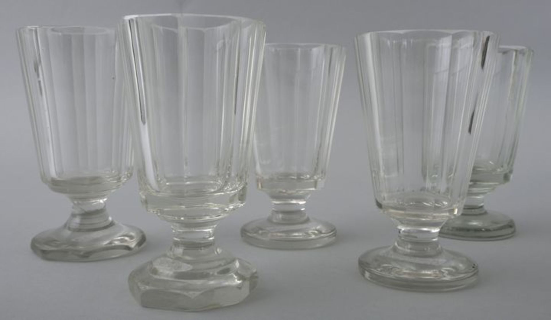 Fünf Fußbecher (Biergläser), Ende 19.Jh./ um 1900Farbloses Glas/ Kristall, runder bzw. pol