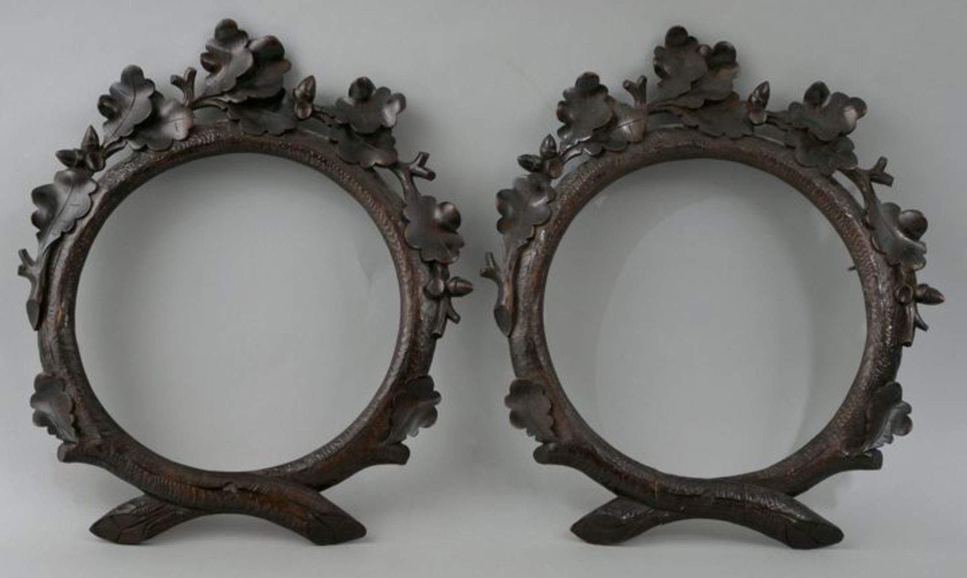Paar runde Rahmen mit jagdlichem Motiv, 2. H. 19. Jh.Laubholz, geschnitzt, dunkel gebeizt. Le