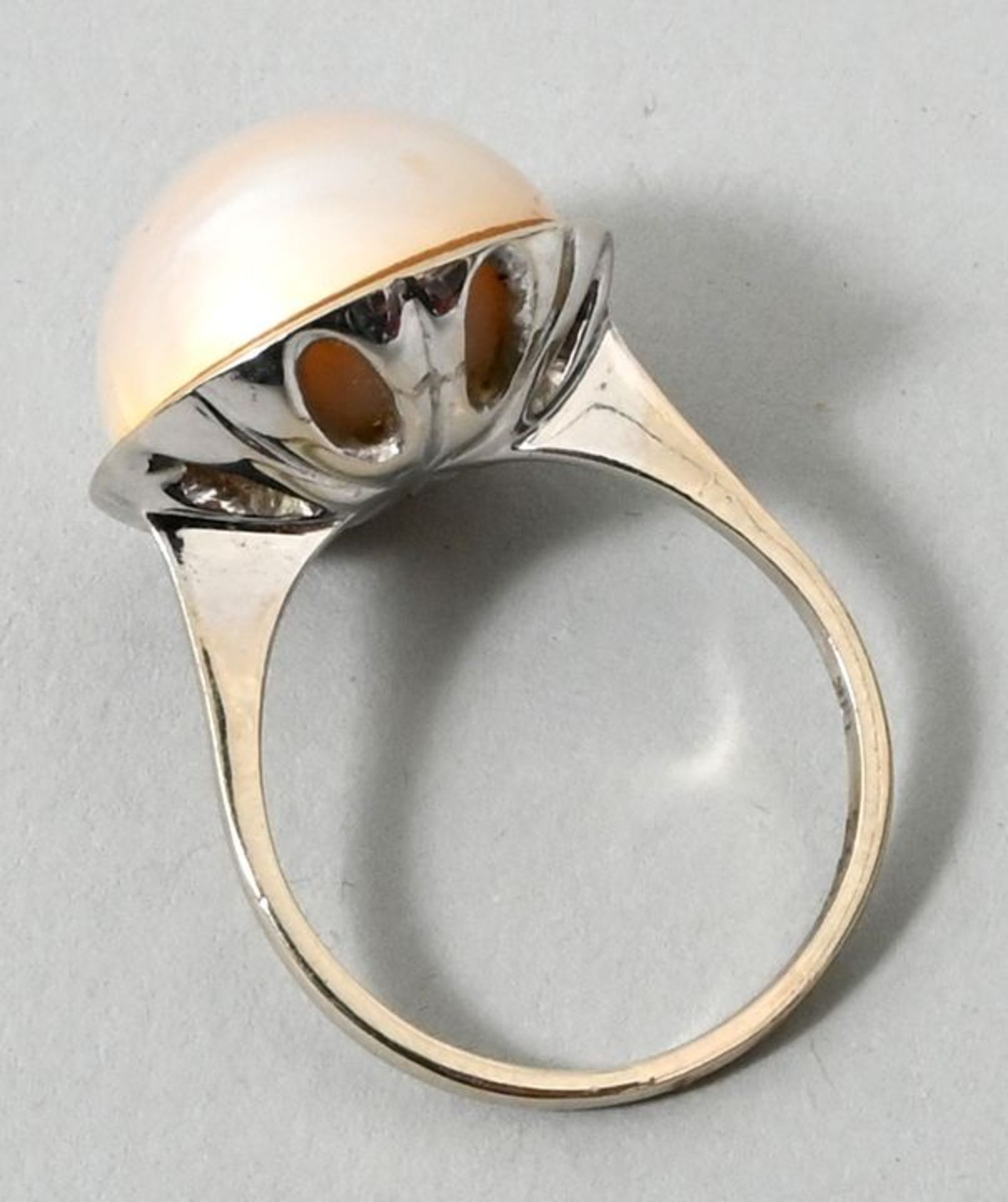 Ring mit Mabé-Perle, 20. Jh.Fassung Wg 18 K, Schaustück besetzt mit großer Mabé-Perle, D. - Image 2 of 3