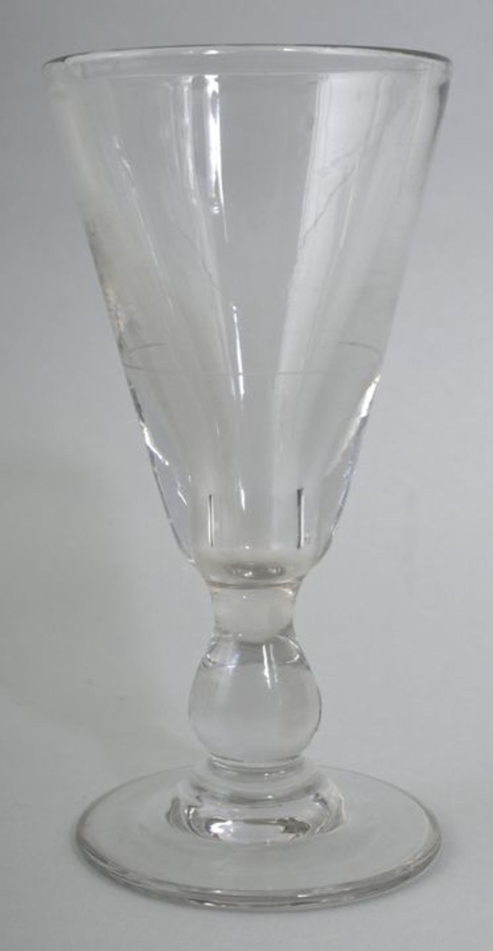 Absinthglas, Frankreich, 2. H. 19. Jh.Farbloses Glas, Balusterschaft über Scheibenfuß, koni