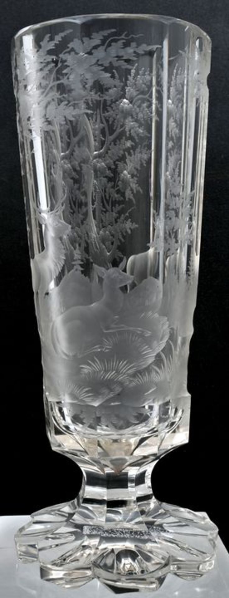 Jagdpokal, 19./ 20. Jh.Farbloses Glas, konische Wandung achtseitig facettiert, gezänkelter F