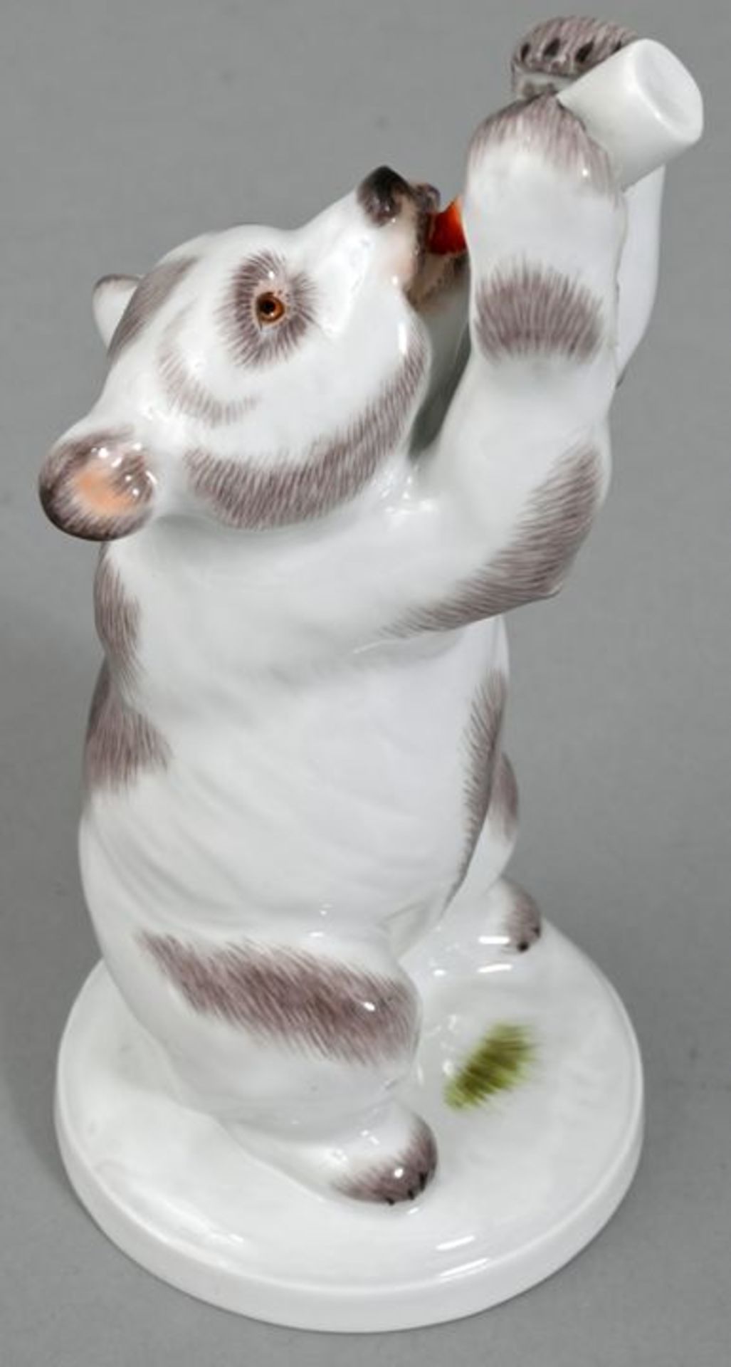 Junger Bär mit Flasche, Meissen, 2001Modell Erich Oehme 1950. Porzellan, polychrome Aufglasu