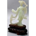 Jadefigur, China, 20. Jh.Darstellung einer Tänzerin, auf einem reich geschnitzten Holzsockel