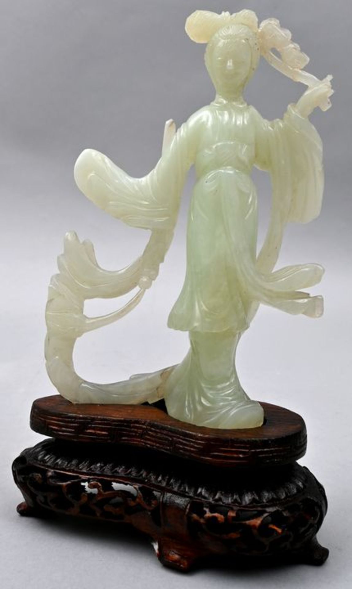 Jadefigur, China, 20. Jh.Darstellung einer Tänzerin, auf einem reich geschnitzten Holzsockel