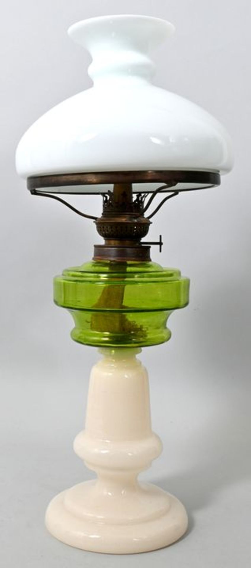 Petroleumlampe, um 1900Fuß Alabasterglas mit Abriss, Glastank in grünem Glas. Cosmos-Brenne