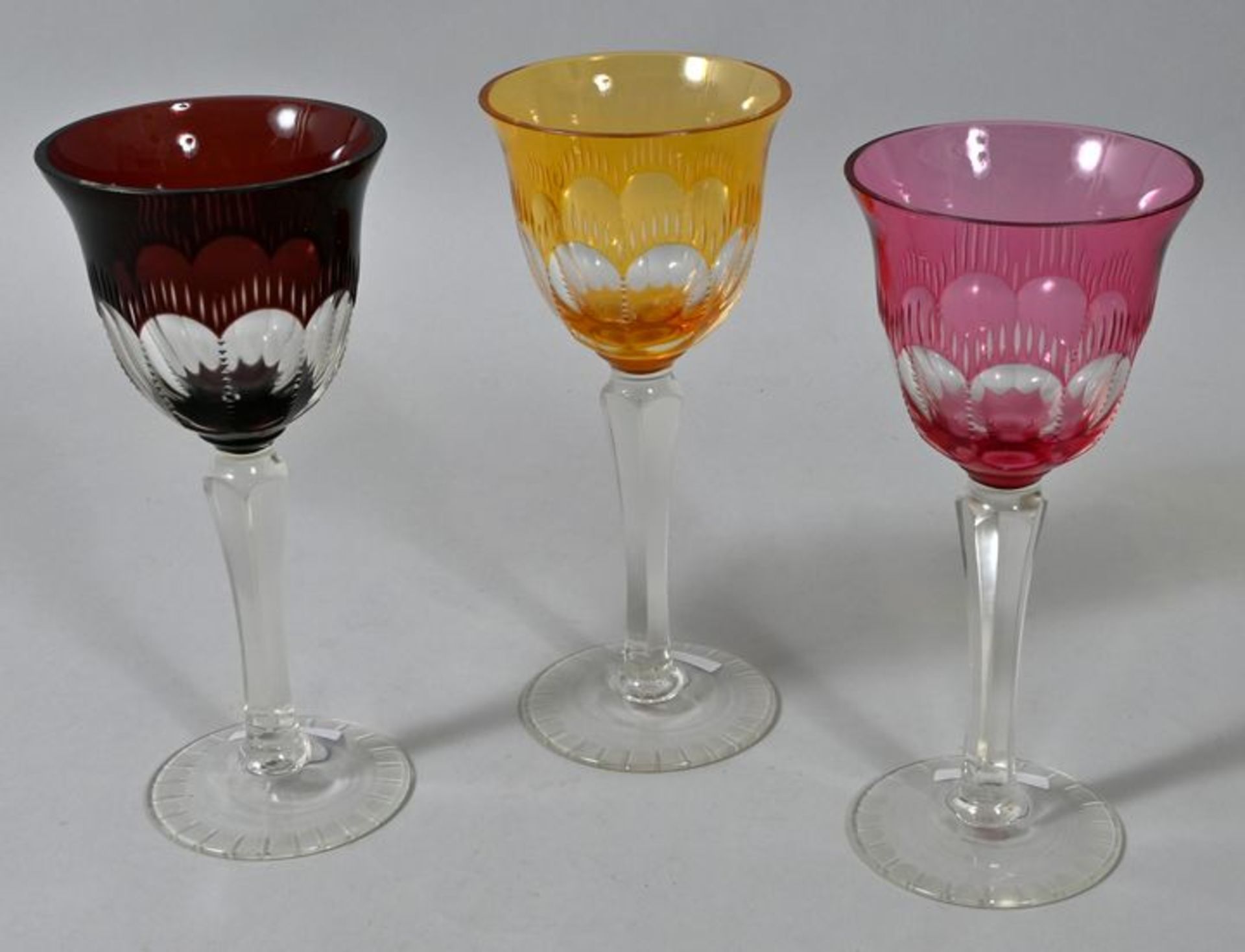 Drei formschöne Wein-Römer, 20. Jh.Kristallglas, Schliffdekor, glockenförmige Kuppas berns