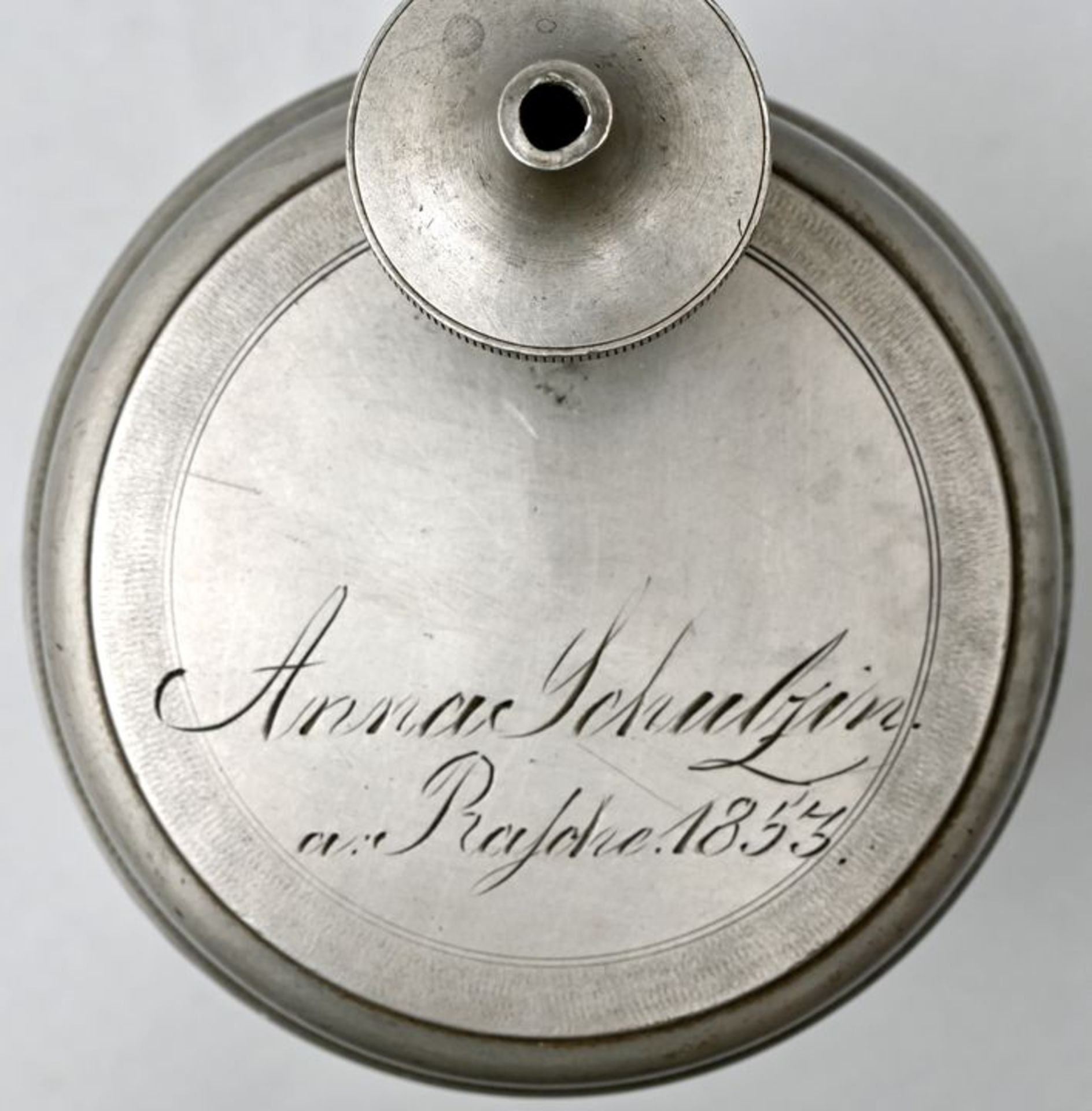 Walzenkrug, Bautzen, dat. 1853Zinn. Deckel graviert "Anna Schulzin. a: Rasche. 1853". Urnenkn - Bild 2 aus 2