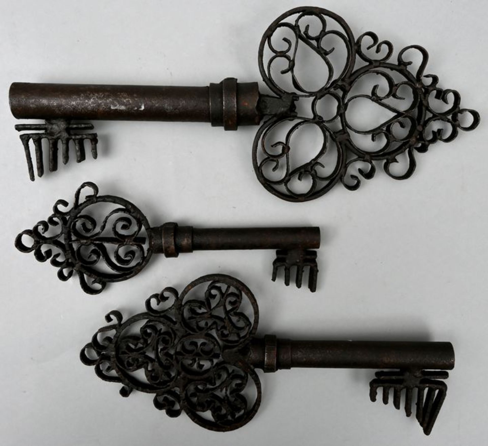 Drei große Ornament-SchlüsselEisen. Ende 19. / Anfang 20. Jh. Wohl zu Dekorationszwecken ge