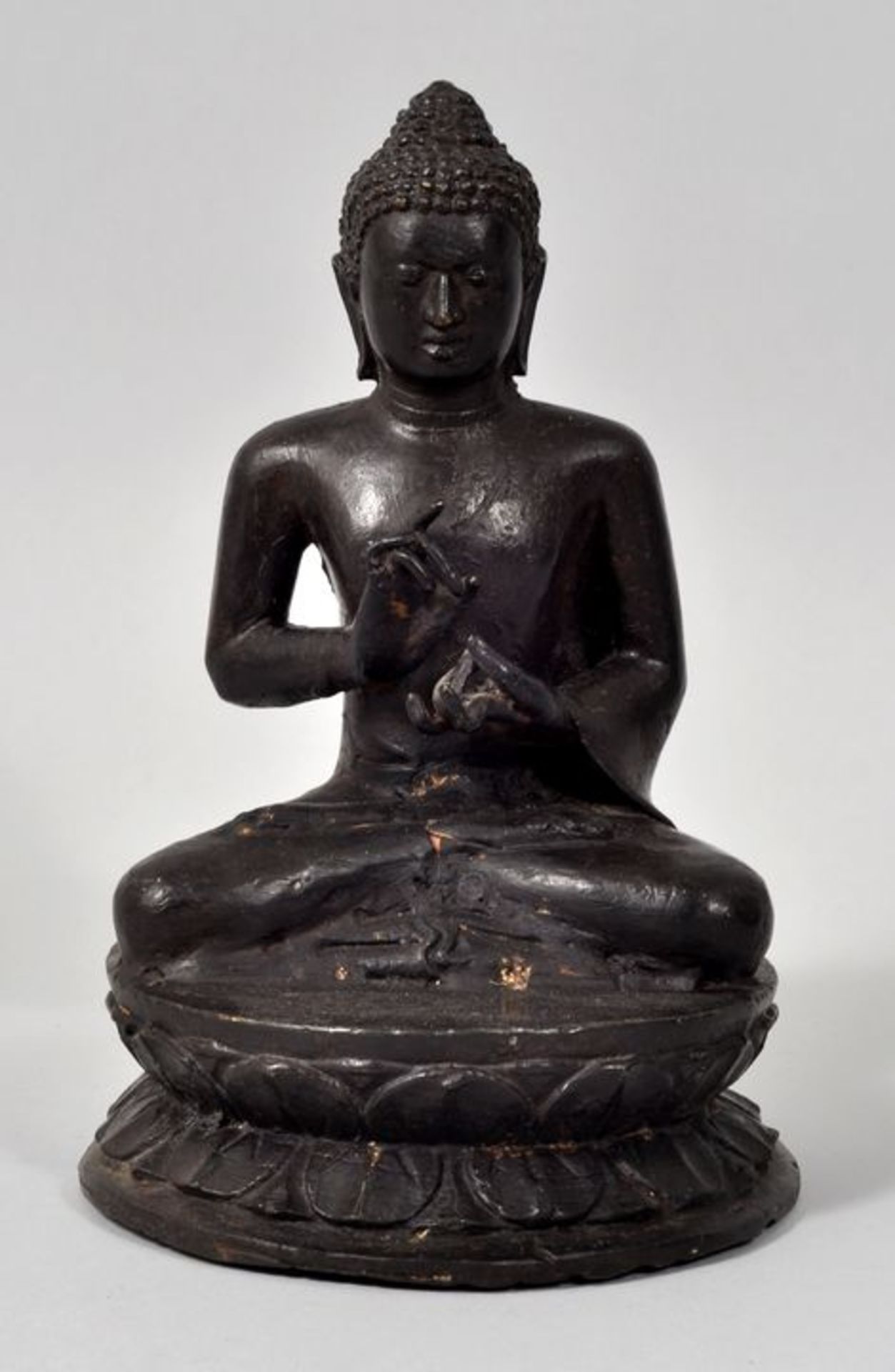 Buddha, Thailand, 19./ 20. Jh.Bronze, dunkelbraune Patina. Auf doppeltem Lotokissen sitzende