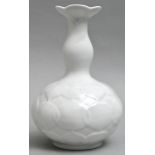 Vase, Meissen, 2. H. 20. Jh.Porzellan, weiß. Kugelbauch mit schlankem Balusterhals. Bogiger