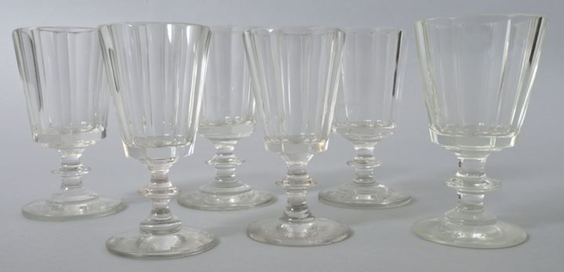 6 Kelchgläser, 2. H. 19. Jh.Farbloses Glas, Scheibenfuß, Scheibennodus. Konische Kuppas fac