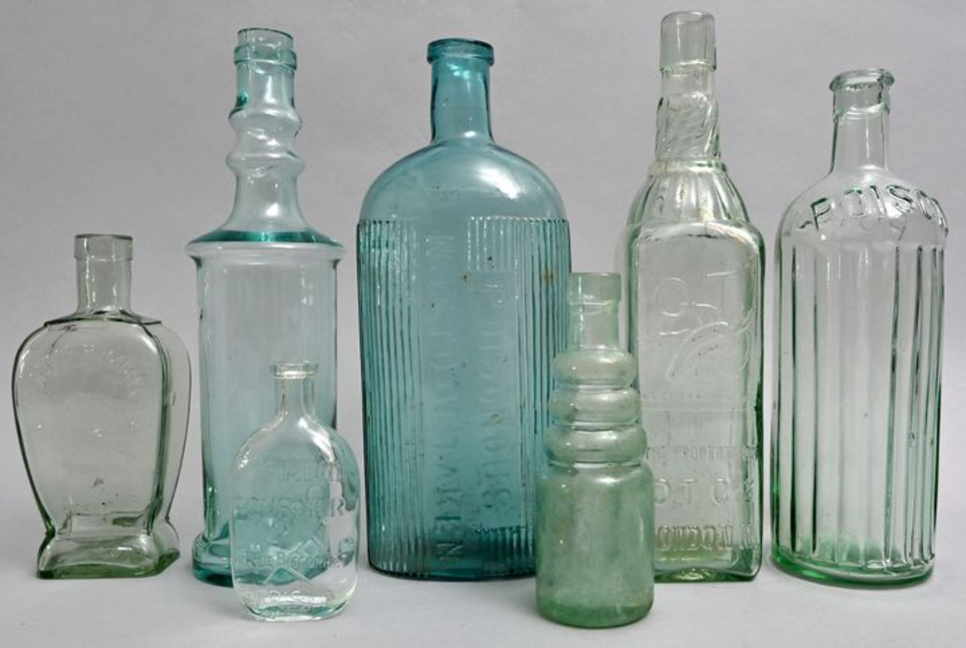 Konvolut von sieben hellblauen Flaschen / Set of seven bottles